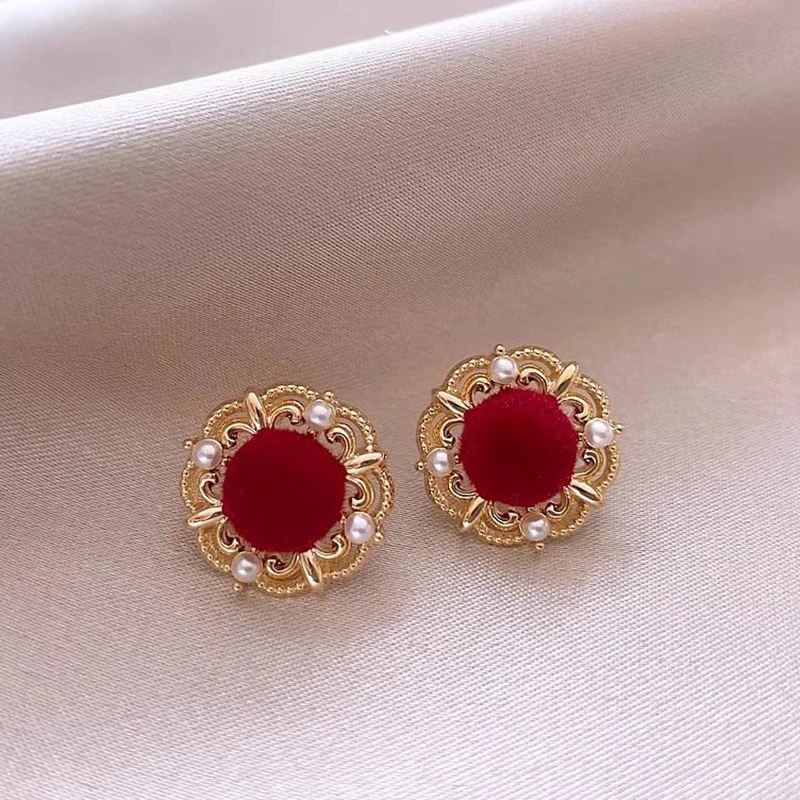 Elegant round earrings made of rose gold