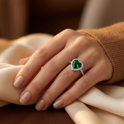 Halo Ring med Hjerte af Smaragd i Sølv