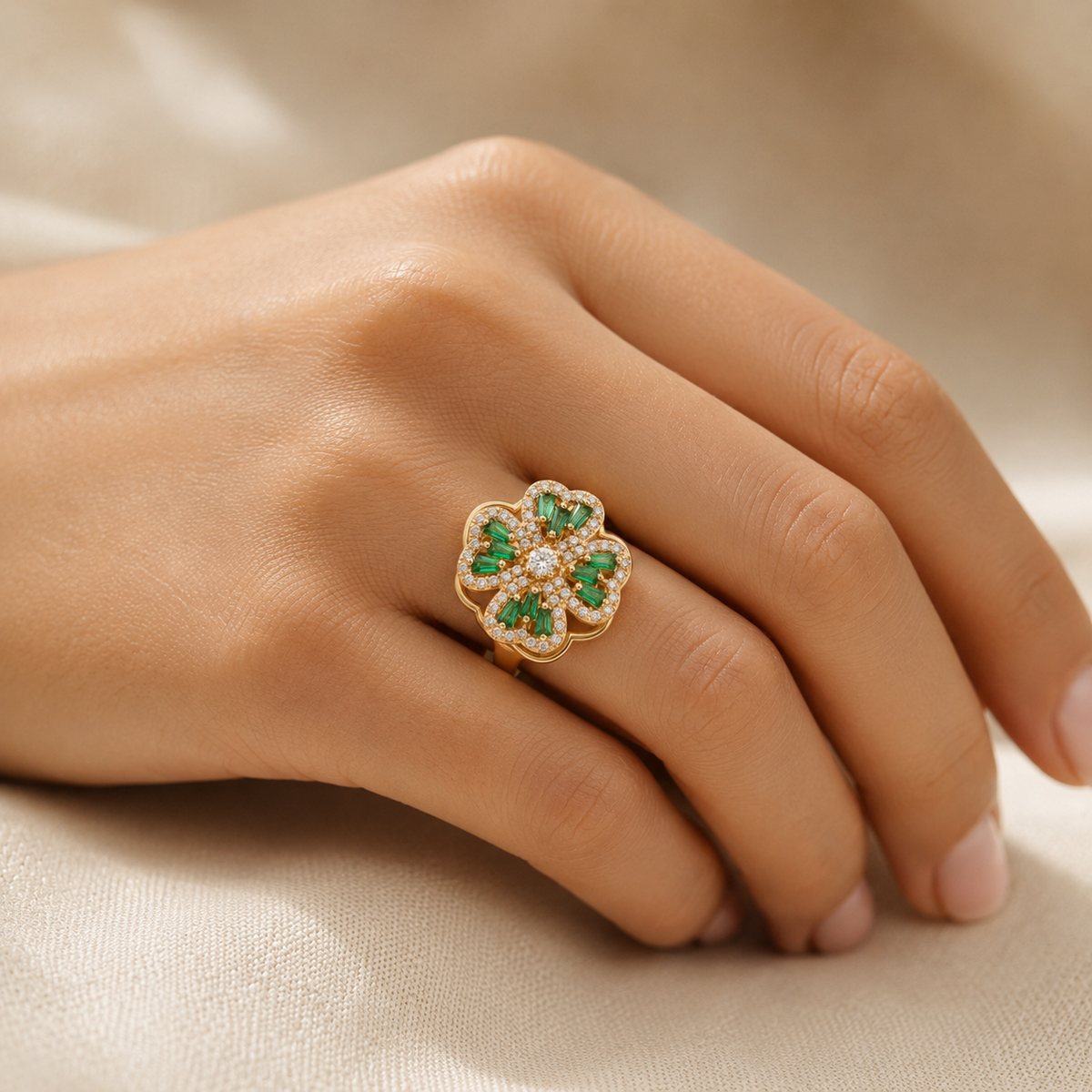 Blomster Ring med Smaragd i Guld