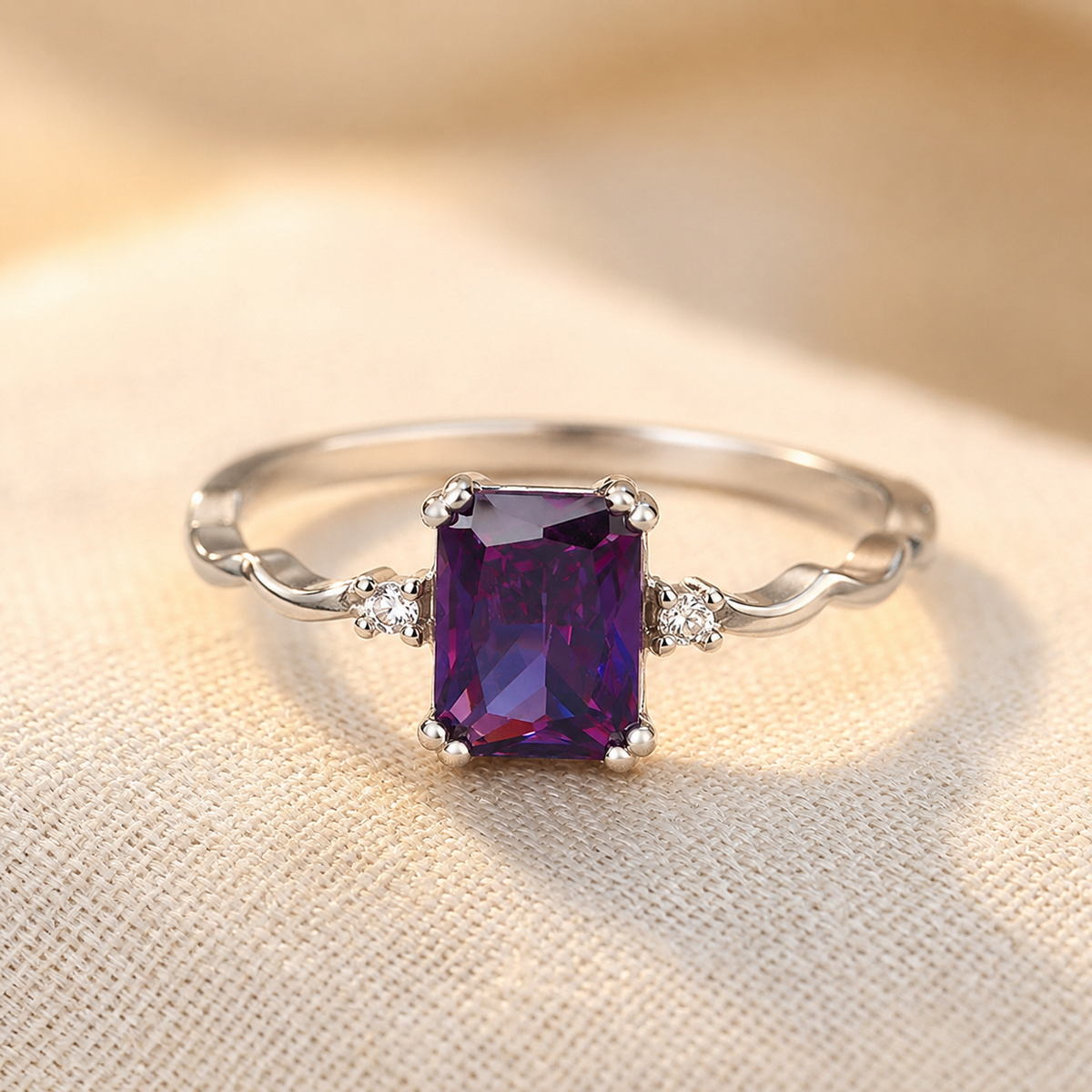 Esmeraldskåret Amethystring i Sølv