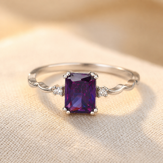 Esmeraldskåret Amethystring i Sølv
